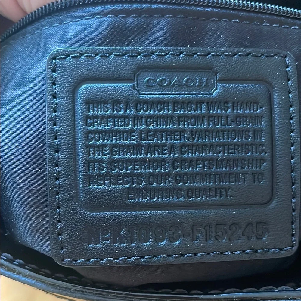 Elegant Black Patent Leather Tote Bag - Picture 4 of 7